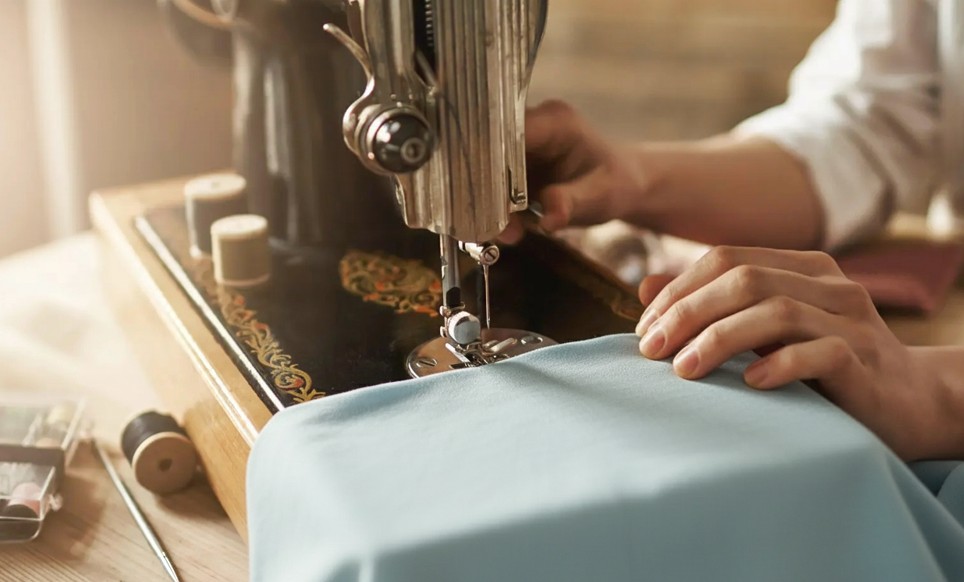 Costurera profesional trabajando